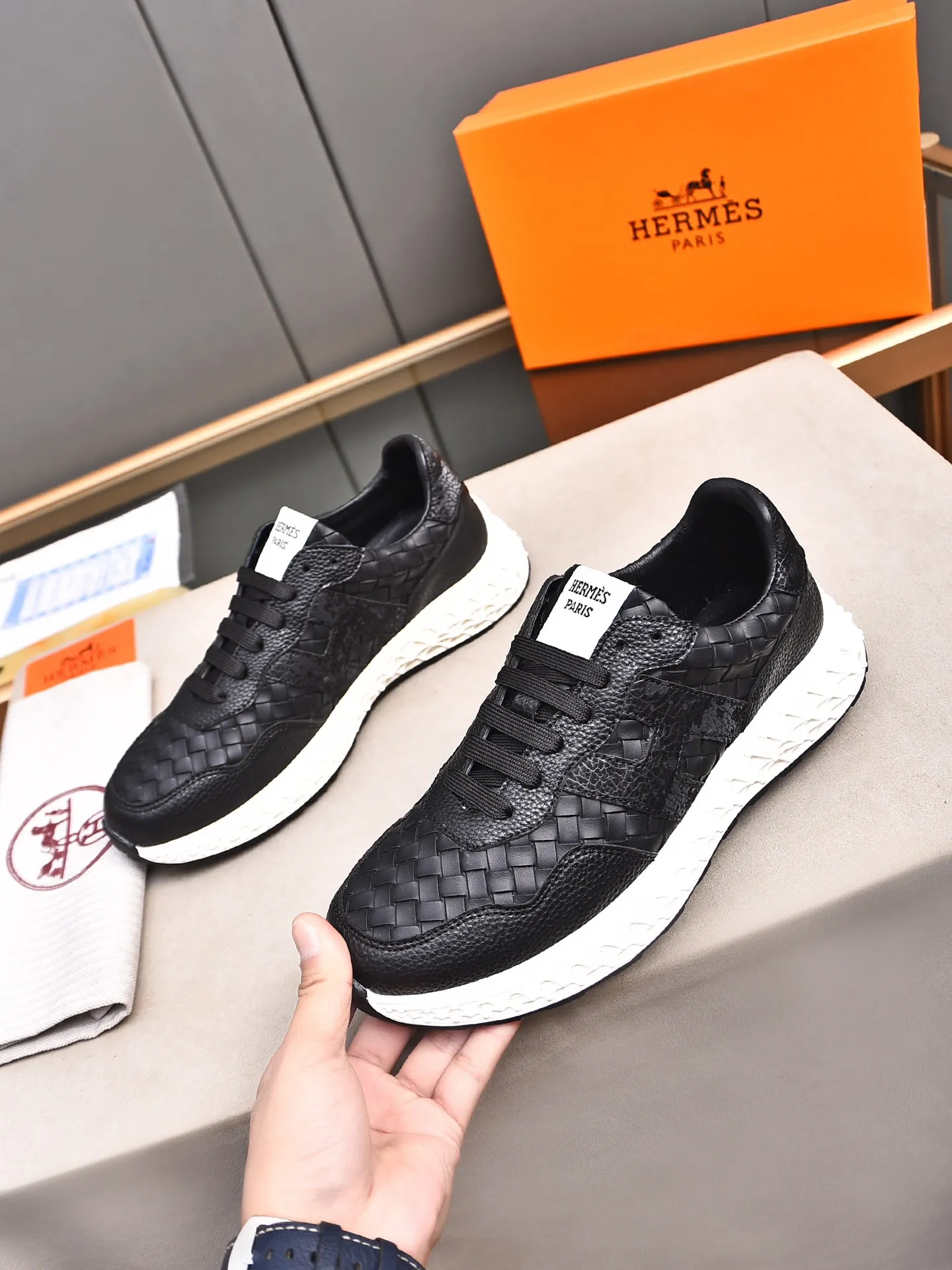 📛📛📛Men's Shoes💰P420 (Hermes)🆕Men's color-blocked sneakers, decorated with textured calfskin details. Spliced ​​with original cowhide, this shoe draws inspiration from the equestrian world, integrating technical details and practical functions. Breathable mesh, original combination outsole, high-end quality, every detail is perfectly combined! Size: 38-44 (45 can be customized)